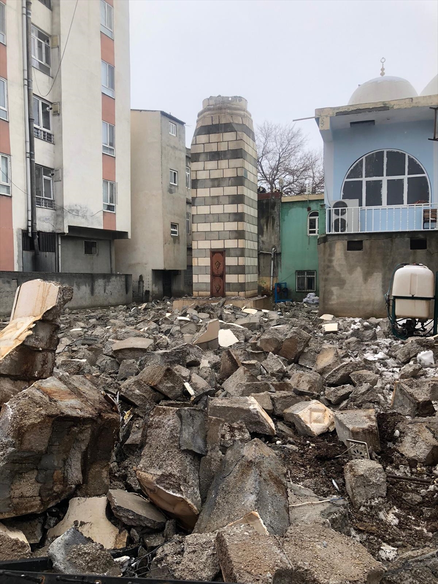 Şanlıurfa'da yıkılan cami minaresinin parçaları üzerine düşen öğretmen hayatını kaybetti