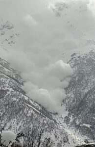 HAKKARİ (AA) – Hakkari'nin Şemdinli ilçesinde çığ düşme anı, bölgede