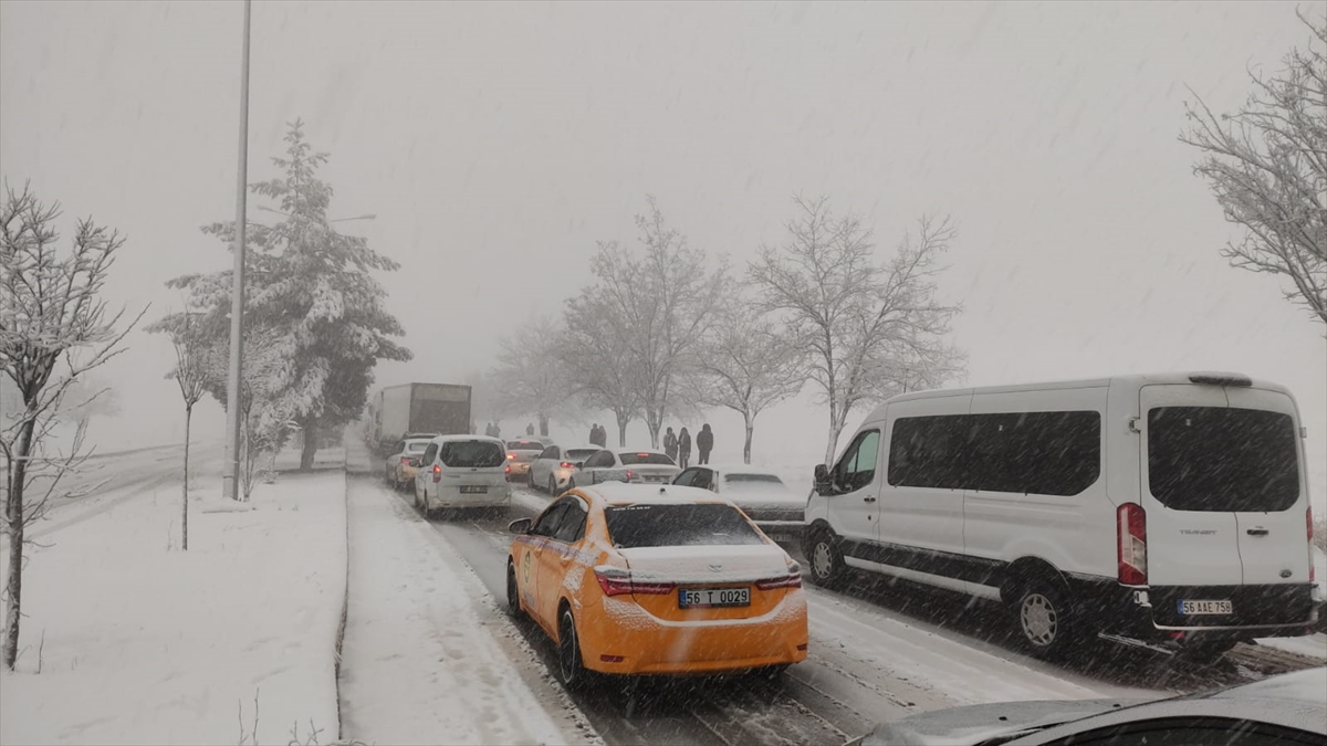 Siirt-Batman kara yolu yoğun kar yağışı nedeniyle ulaşıma kapandı