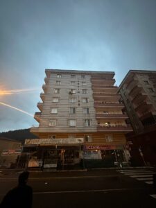 - "Bugünkü depremi çok şiddetli hissettik. Dolayısıyla evinde çatlak oluşan,