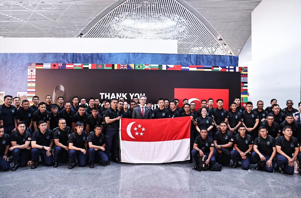 Singapurlu 68 kişilik arama kurtarma ekibi alkışlarla ülkelerine uğurlandı