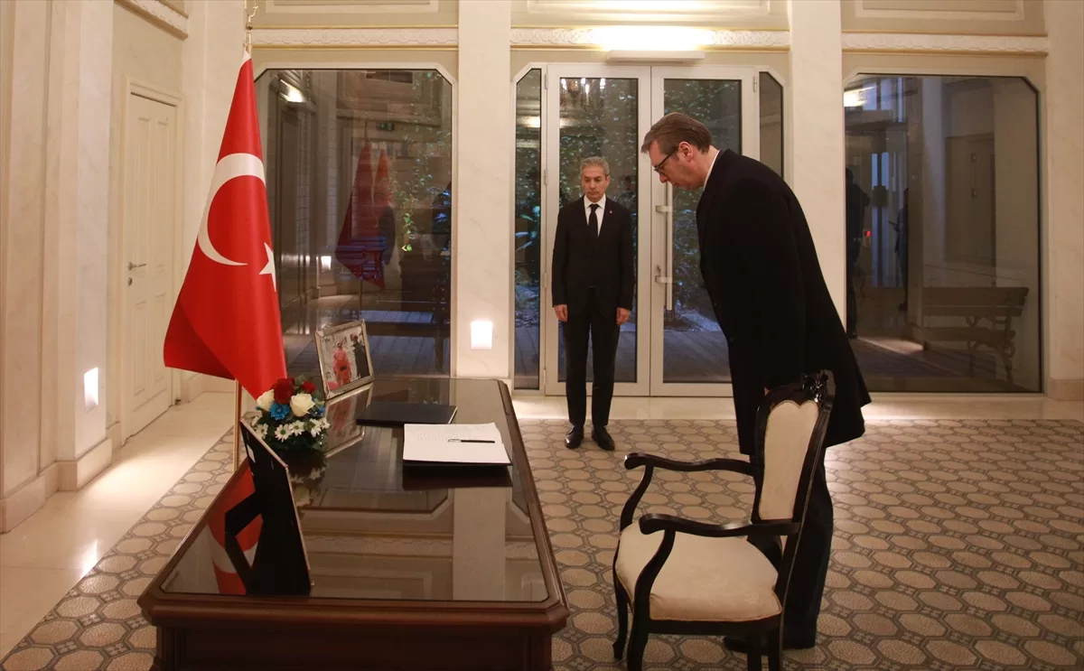 Sırbistan Cumhurbaşkanı Vucic, Türkiye'nin Belgrad Büyükelçiliğinde taziye defterini imzaladı: