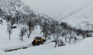 ŞIRNAK (AA) – Şırnak'ta devam eden yoğun kar yağışı ve
