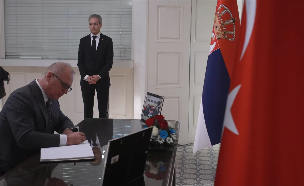 Sırp bakanlar, Belgrad Büyükelçiliğinde depremzedeler anısına açılan taziye defterini imzaladı