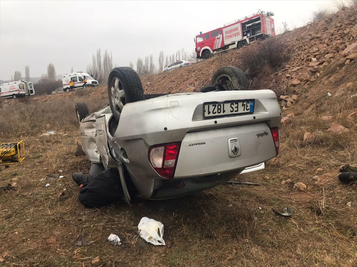 Sivas'ta devrilen otomobildeki 3 kişi öldü, 1 kişi yaralandı