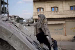 AFRİN (AA) – Suriyeli grafiti sanatçıları, Kahramanmaraş merkezli depremlerden etkilenen