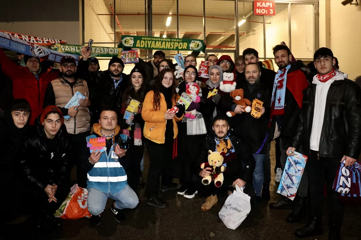 Taraftarlar, Trabzonspor-Basel maçına oyuncaklarla geldi