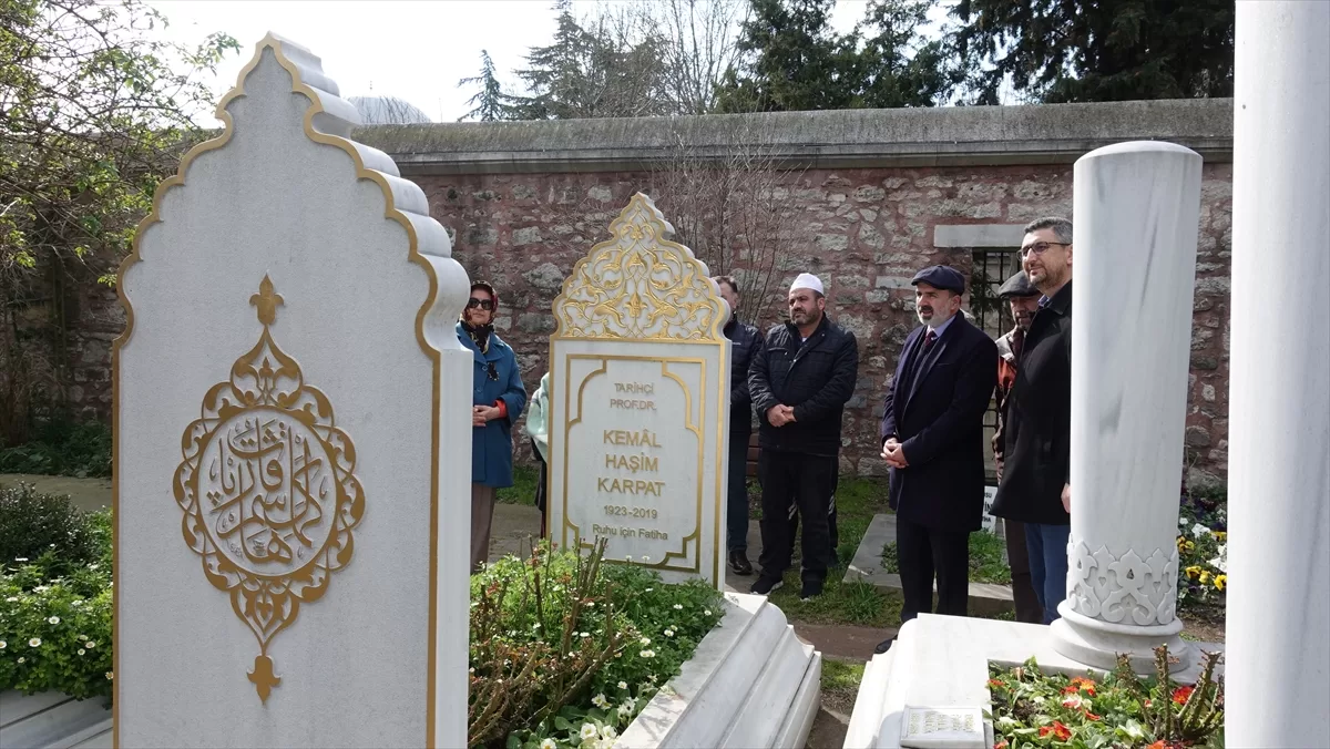 Tarihçi Prof. Dr. Kemal Karpat kabri başında anıldı