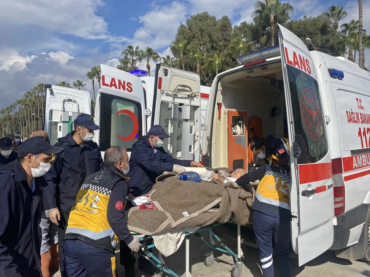 TCG İskenderun gemisiyle Mersin'e getirilen yaralılar hastanelere sevk edildi