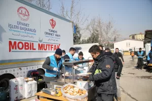 - "Mobil mutfakta büyük kazanlarda yemek yapılıp günlük 10 bin
