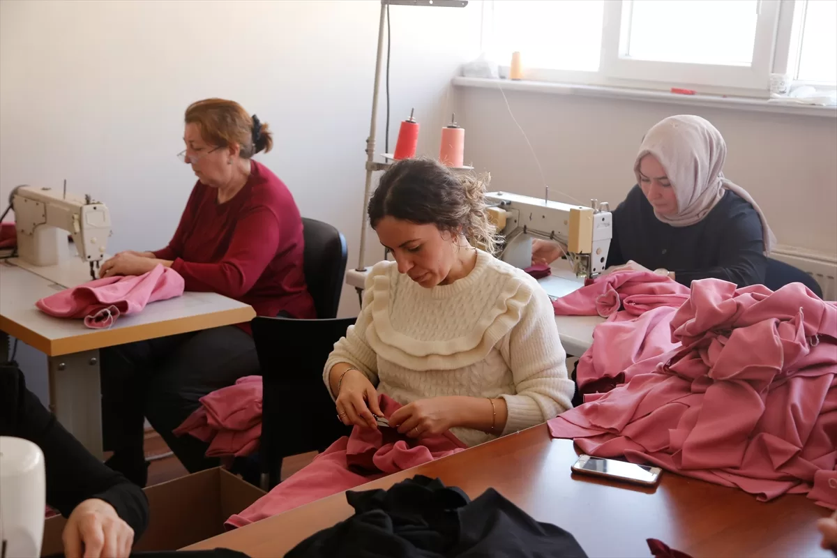 Tekirdağlı kadınlar depremzedeler için battaniye, polar ve eşofman dikiyor