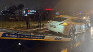 İSTANBUL (AA) – Pendik'te TEM otoyolunda yolcu otobüsü ile otomobilin