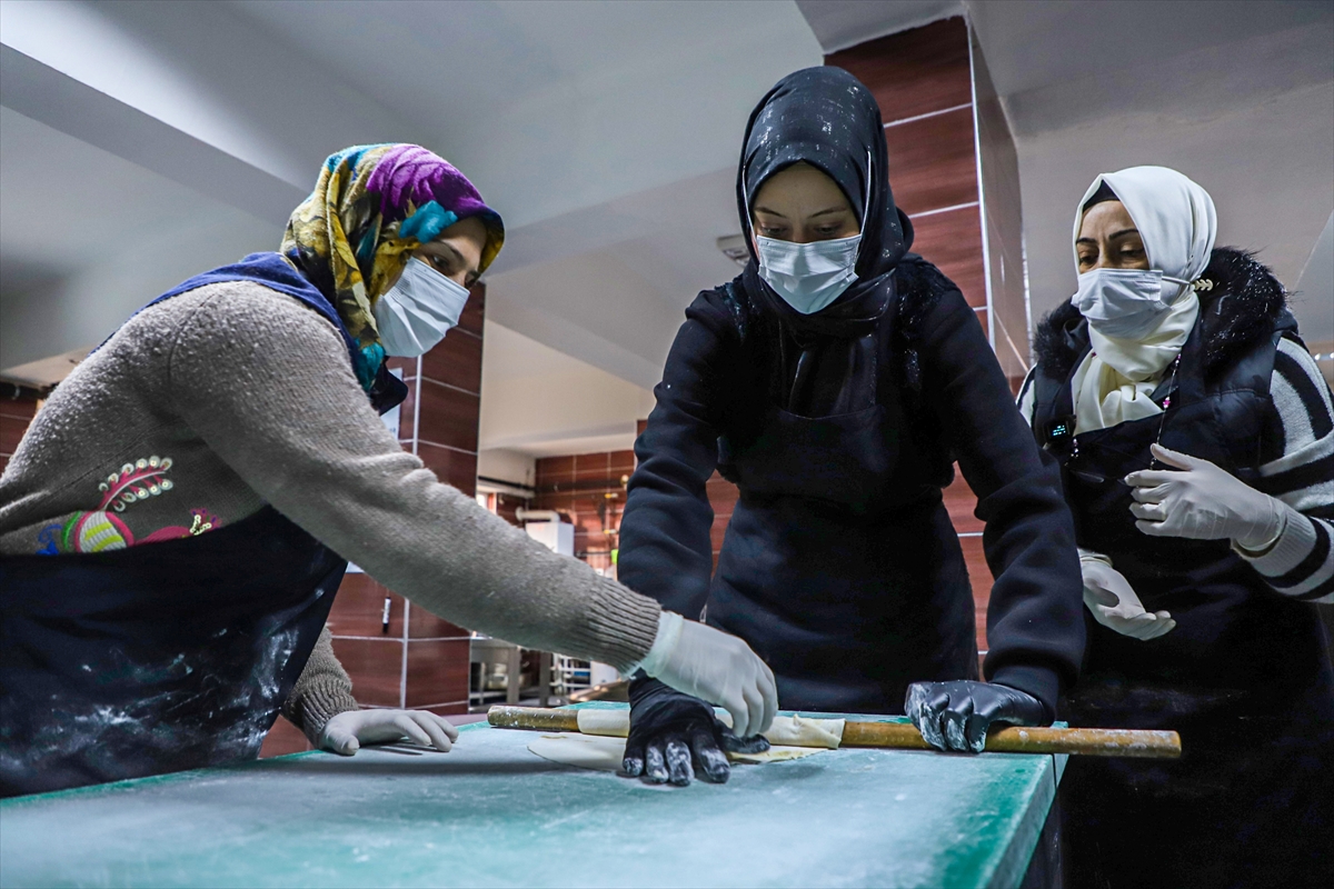 Tokat'ta belediye aşevi aşçıları Türk yemekleri yapımını öğreniyor