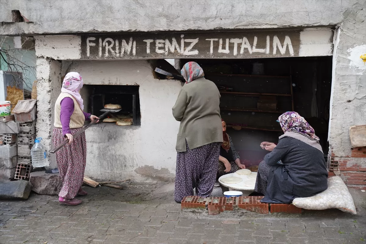 Tokat'ta kadın ve çocuklar depremzedeler için ekmek pişirdi