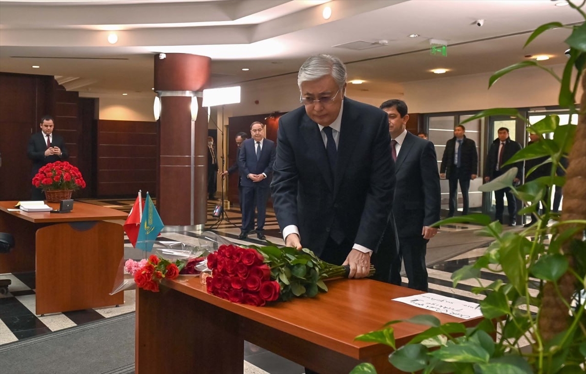 Tokayev, Türkiye’nin Astana Büyükelçiliğini ziyaret ederek taziye defterini imzaladı