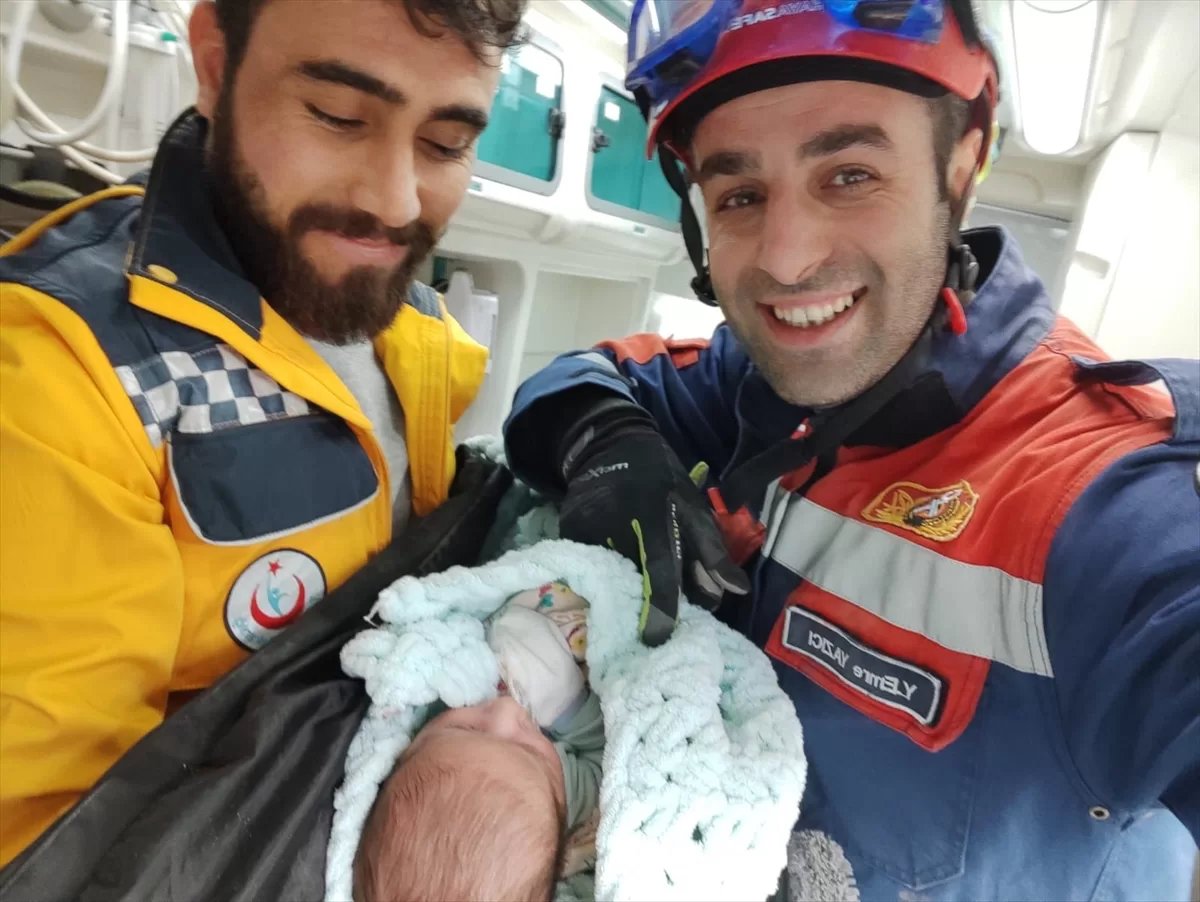 Trabzon'dan deprem bölgesine giden ekipler 1'i bebek 3 kişiyi kurtardı
