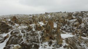 NEVŞEHİR (AA) – Kapadokya'ya gelen turistler, karla kaplı bölgeyi gezerek