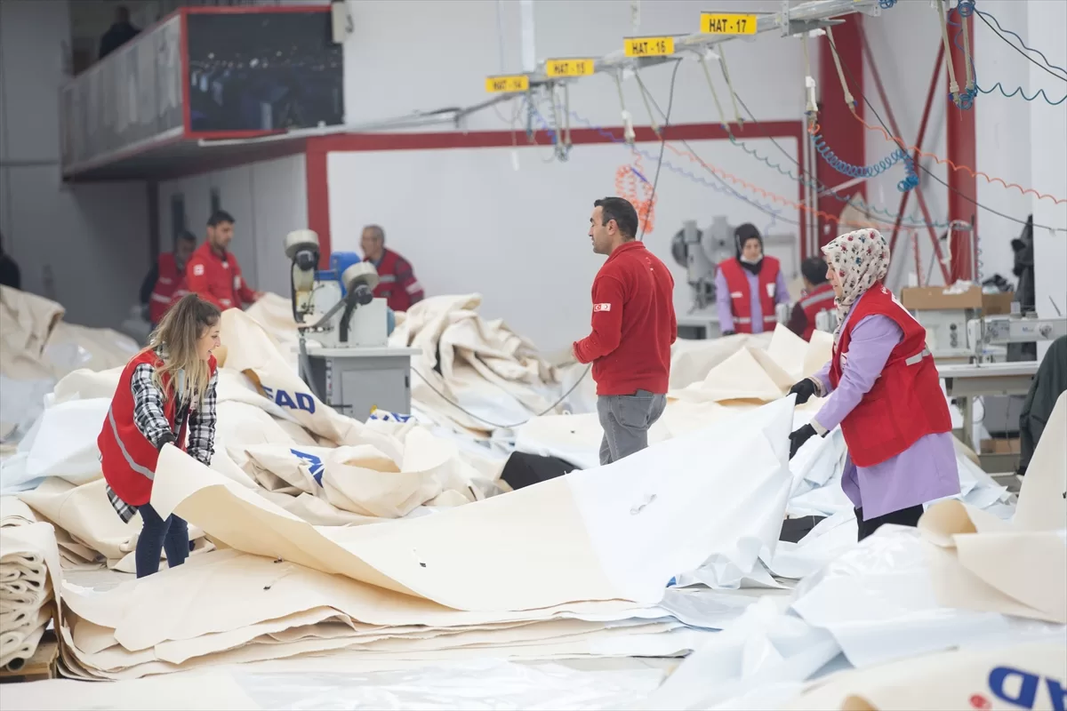 Türk Kızılay, günlük çadır üretimini iki katına çıkardı