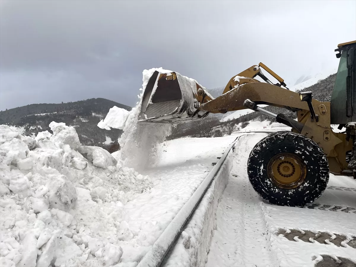 Türkgözü-Posof-Damal kara yolunda karla mücadele çalışması sürüyor