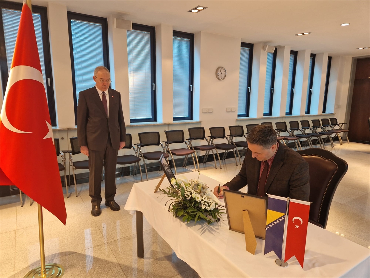 Türkiye'nin Avrupa'daki büyükelçiliklerinde deprem nedeniyle taziye defteri açıldı