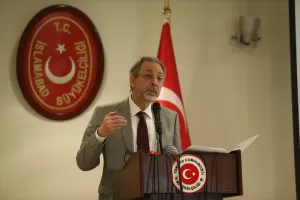 - Kışlık çadır ve yardım malzemeleri taşıyan gemi kısa süre