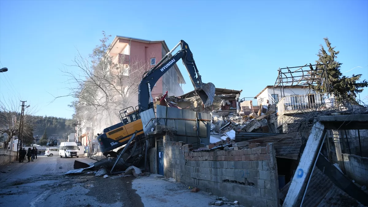 Türkoğlu'nda acil yıkım kararı verilen binaların yıkımına başlandı
