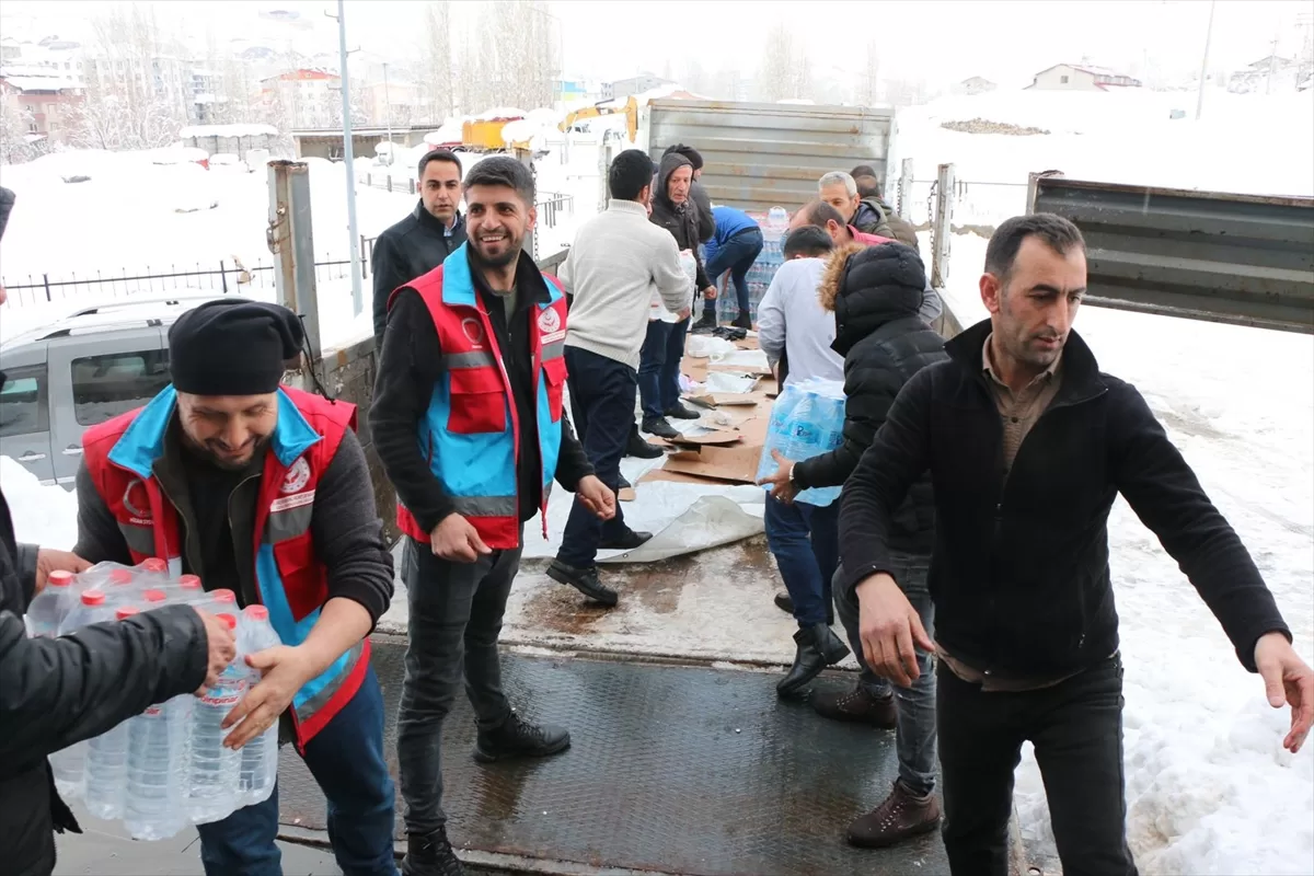 Van ve Bitlis'ten deprem bölgesine yardım sevkiyatı devam ediyor