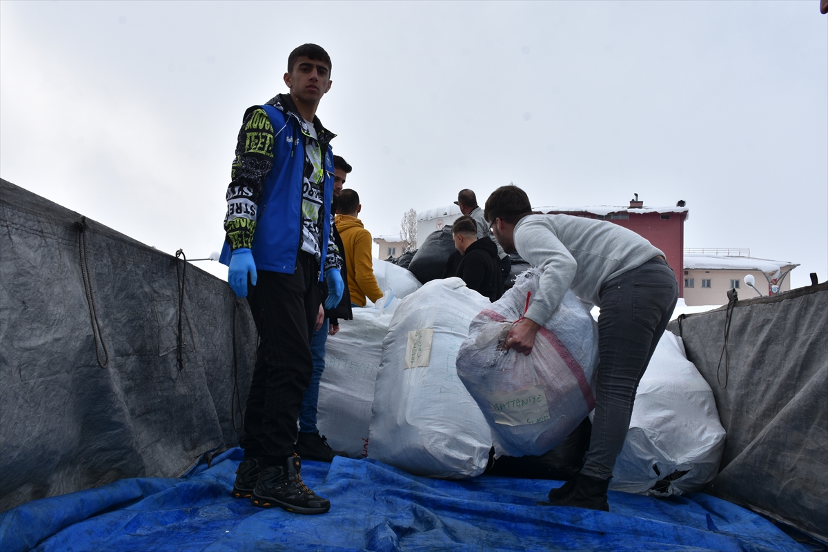 Van ve Hakkari'den deprem bölgesine yardımlar sürüyor