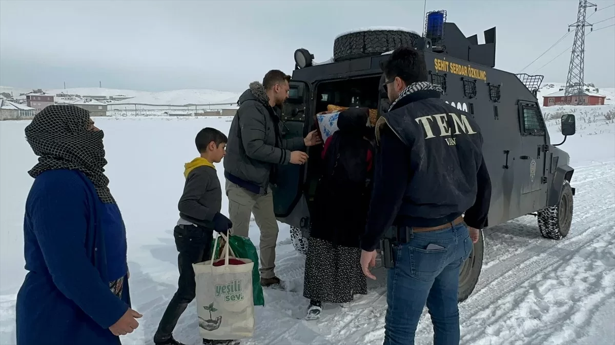 Van'daki 58 mahallede depremzedeler için yakılan tandırlarda ekmek pişiriliyor