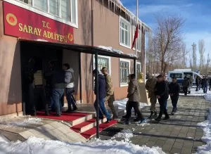 VAN (AA) – Van'da düzensiz göçmenleri alıkoyup paralarını gasbettikleri iddiasıyla