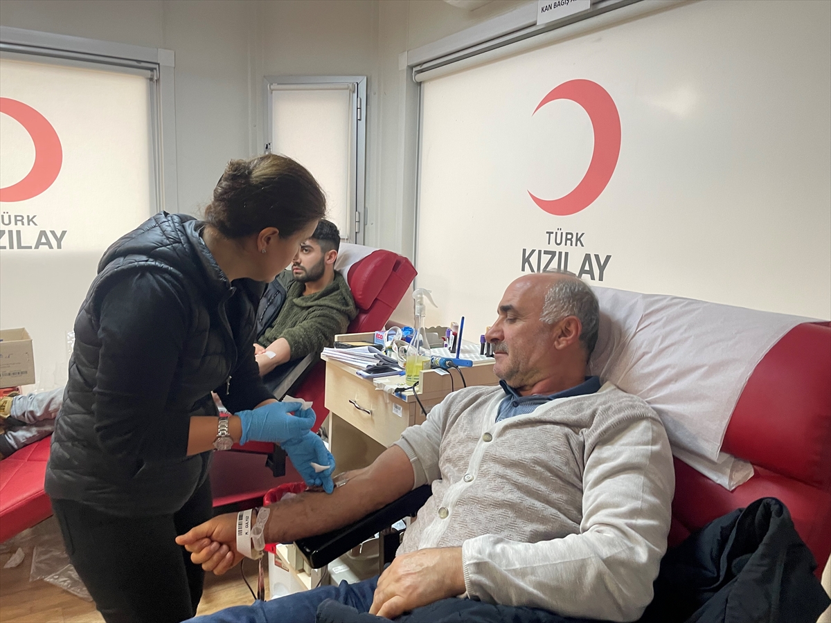 Yalova'da deprem bölgesi için kan bağışında bulunuluyor