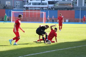 - Taraftarlar, deprem bölgelerinde görev yapan, maça işçi kıyafetleri ve