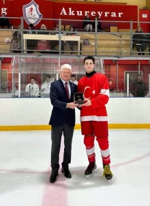 - Milliler, 18 Yaş Altı Erkekler Dünya Buz Hokeyi Şampiyonası