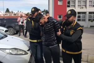 - Bir akaryakıt istasyonu çalışanlarından yaptıkları mimiklerle yardım isteyerek kurtulan