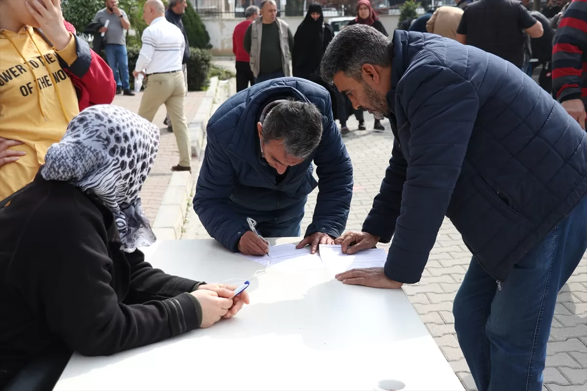 Adana'da “EYT” yoğunluğunun oluştuğu SGK binası bahçesine çadır kuruldu