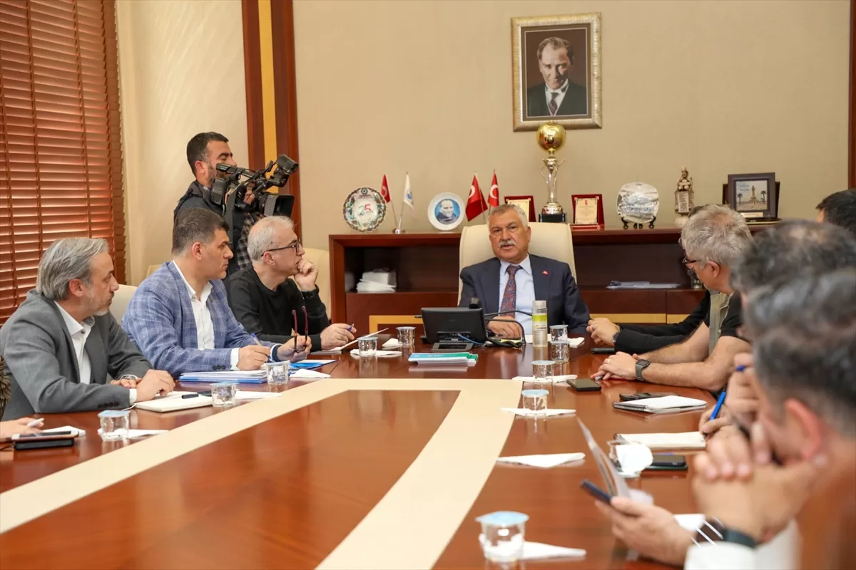 Adana'da güçlendirilmesi gereken binalar için seçeneklerin ele alındığı toplantı yapıldı