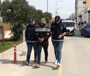 - Yabancı uyrukluları yolda görünce gidecekleri yere bırakmak için aracına