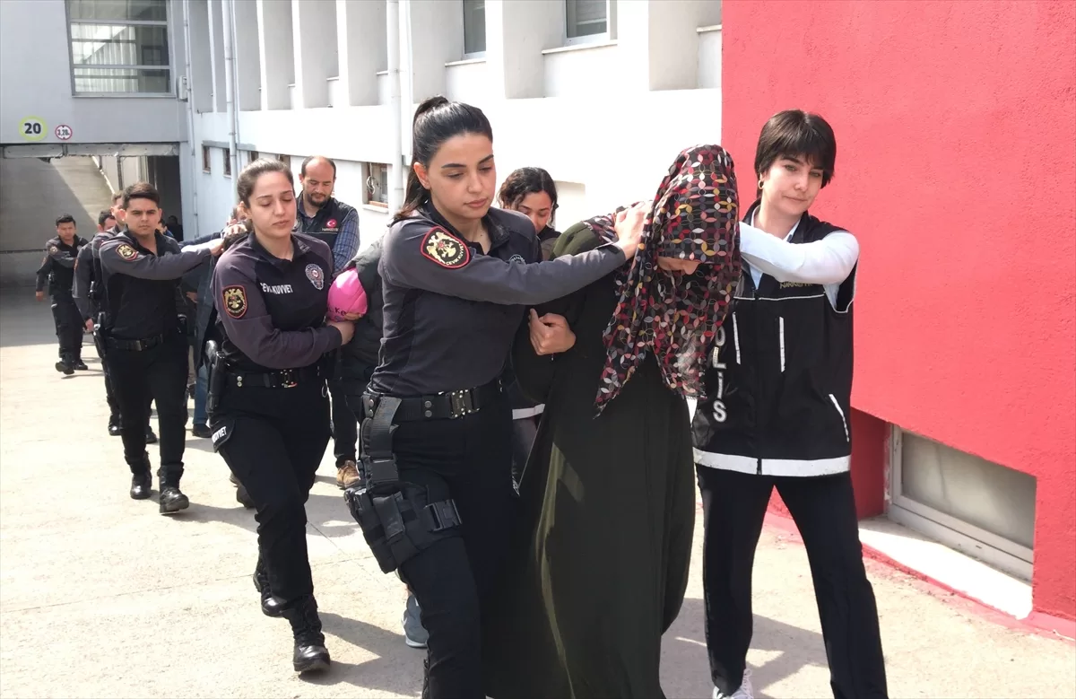 Adana'da “Kökünü Kurutma Operasyonu”nda yakalanan 77 zanlı adliyede