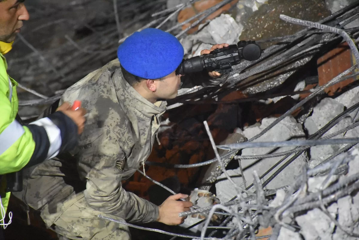 GÜNCELLEME – Adıyaman'da ağır hasarlı 3 katlı bina kendiliğinden çöktü