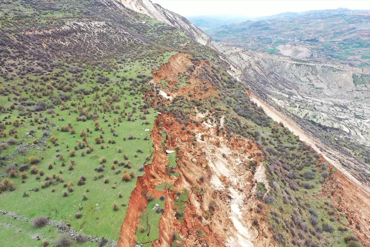 Adıyaman'daki Çekirge Dağı'nda yarık ve yer kayması oluştu