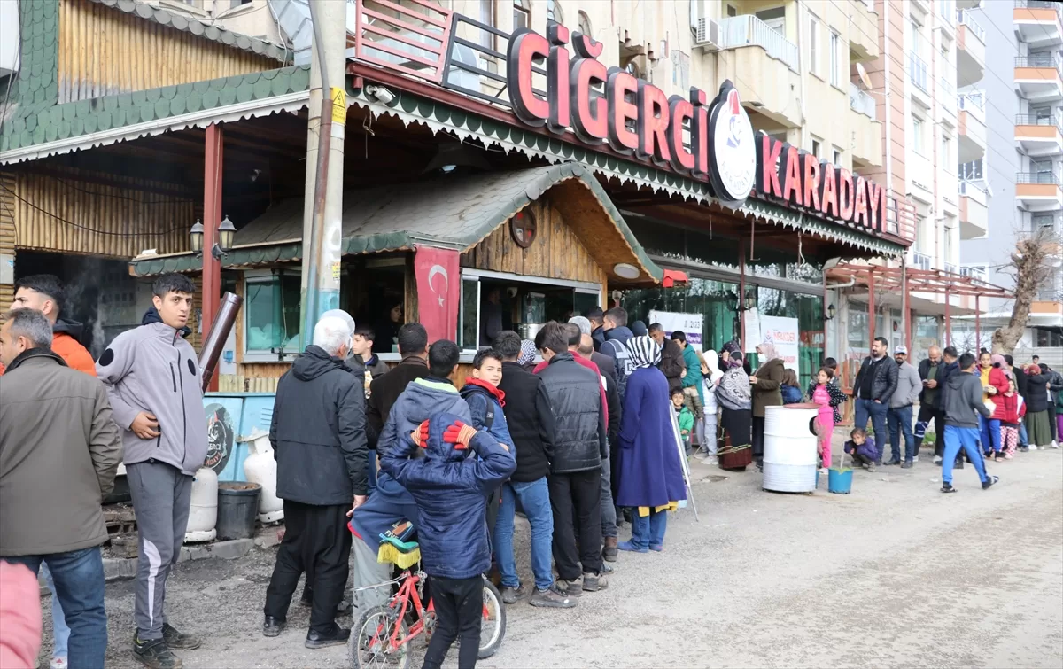 Adıyamanlı ciğerci günde ortalama 3 bin depremzedeye ücretsiz ekmek arası kavurma dağıtıyor