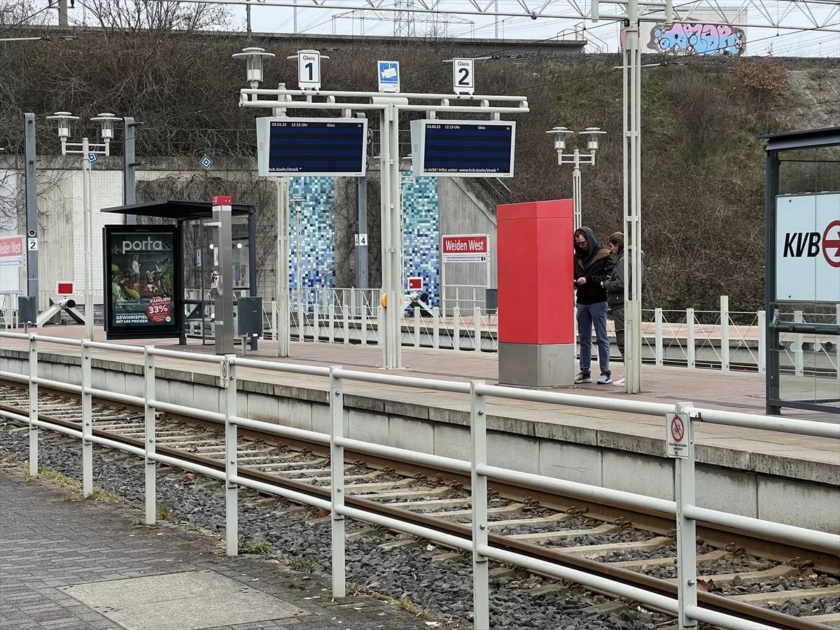 Almanya'da kamu çalışanlarının grevi toplu taşıma ulaşımını aksattı