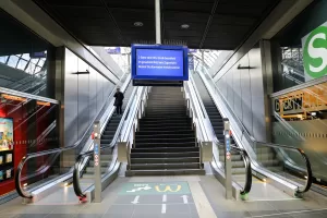 - Ülkenin en büyük havalimanlarından Münih ve Frankfurt'ta uçuşlar askıya