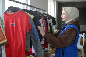 AMASYA (AA) – Amasya'nın Merzifon ilçesinde misafir edilen depremzedelerin giysi