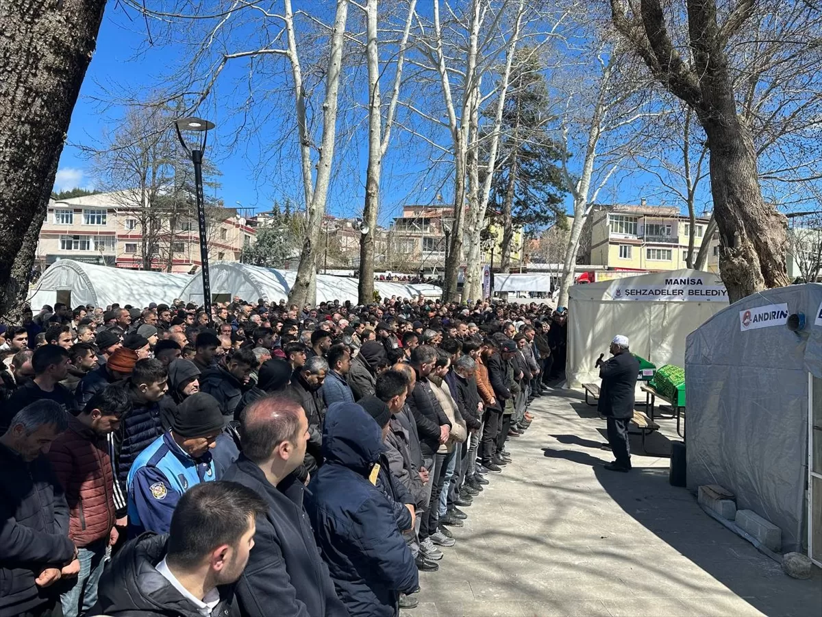 Antalya'daki kazada ölen depremzede ailenin cenazeleri Kahramanmaraş'ta defnedildi