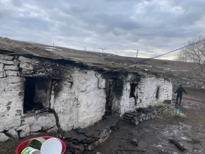 ARDAHAN (AA) – Ardahan'da yangın çıkan ahır kullanılamaz hale geldi,