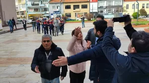 - Şüphelilerin adliyeye sevkini görüntülemek isteyen gazetecilere darp girişiminde bulunulmasıyla
