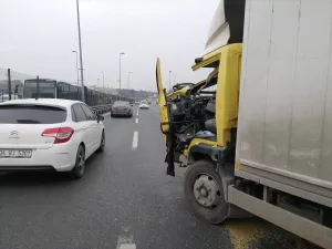 İSTANBUL (AA) – İstanbul Bahçelievler'de D-100 kara yolunda iki kamyonetin