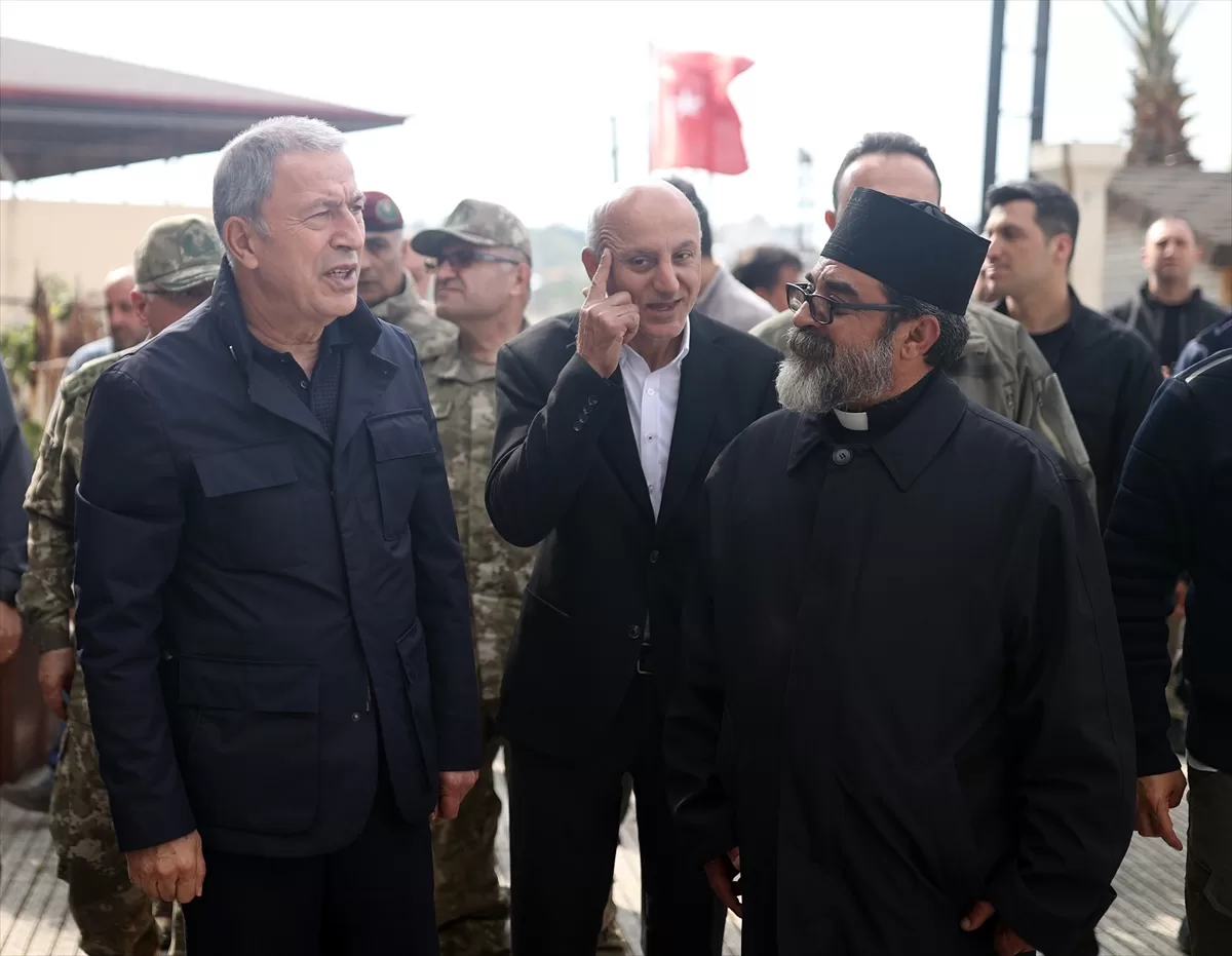 Bakan Akar, depremden zarar gören Samandağ'daki Mar İlyas Kilisesi'nde incelemelerde bulundu: