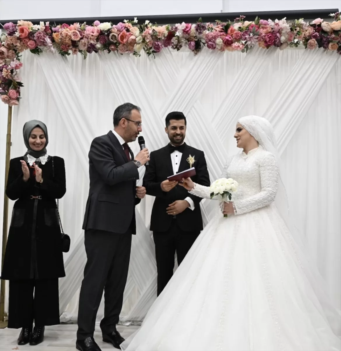 Bakan Kasapoğlu, GSB yurdunda kalan depremzede çiftin nikah şahidi oldu